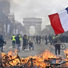 Riots in the streets of Paris burning 2023 ICEJ aliyah