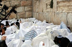 Jews in white on yom kippur ICEJ Biblical Teachings Jurgen Buhler atonement