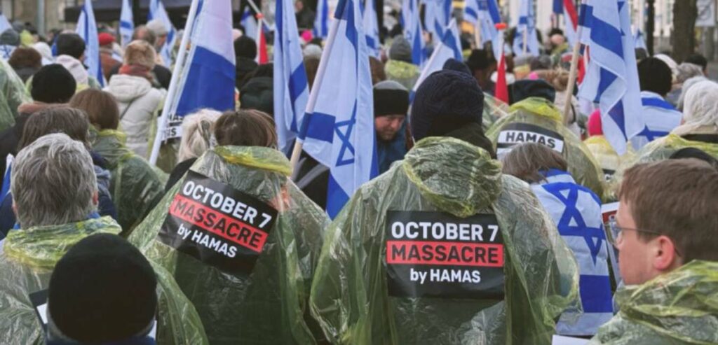 Defending Israel Against Petitions of Lies - Christians rally outside ICJ