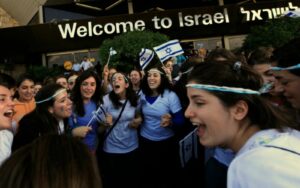 Welcome to Israel, Jewish people make Aliyah