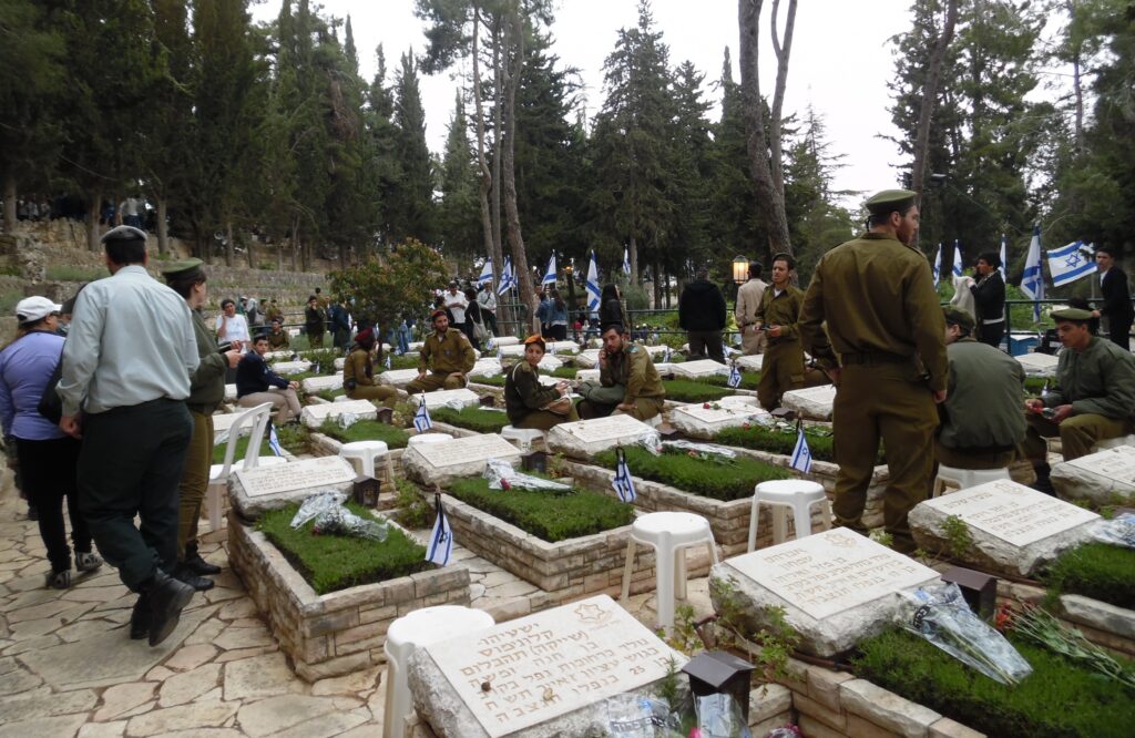 Military graves at Yom Zikron