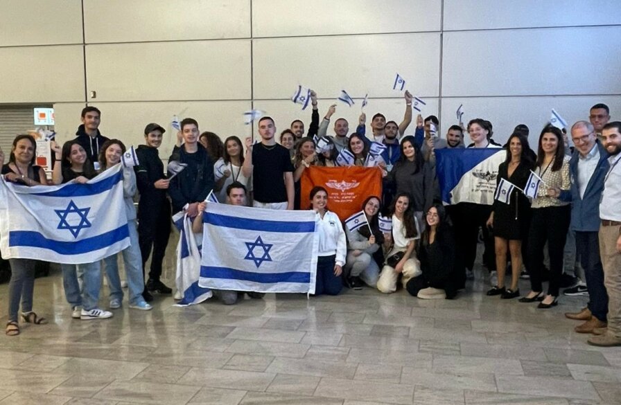 French Jews return home it Israel despite war