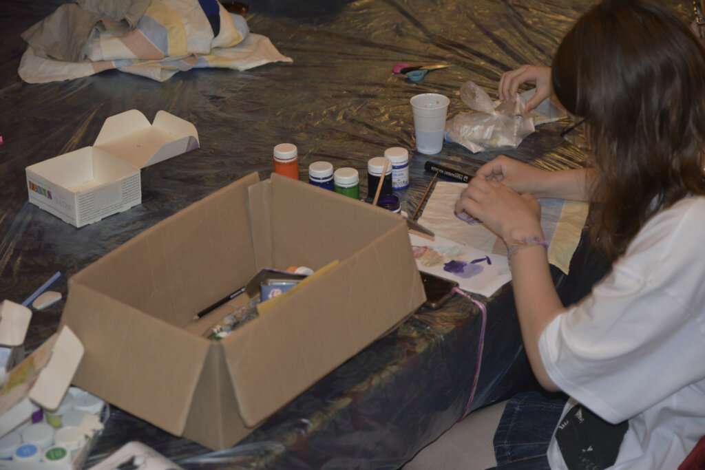 Jewish youth do arts and crafts at Aliyah summer camp (Photo: Jewish Agency)