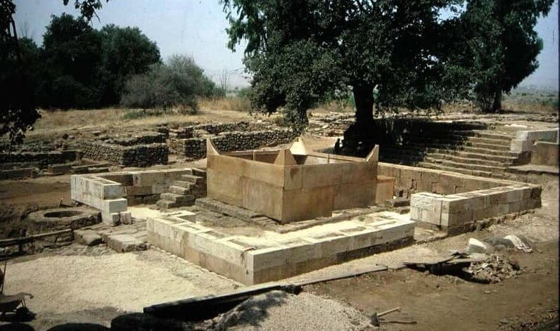 Altar in Tel Dan (madainproject.com)