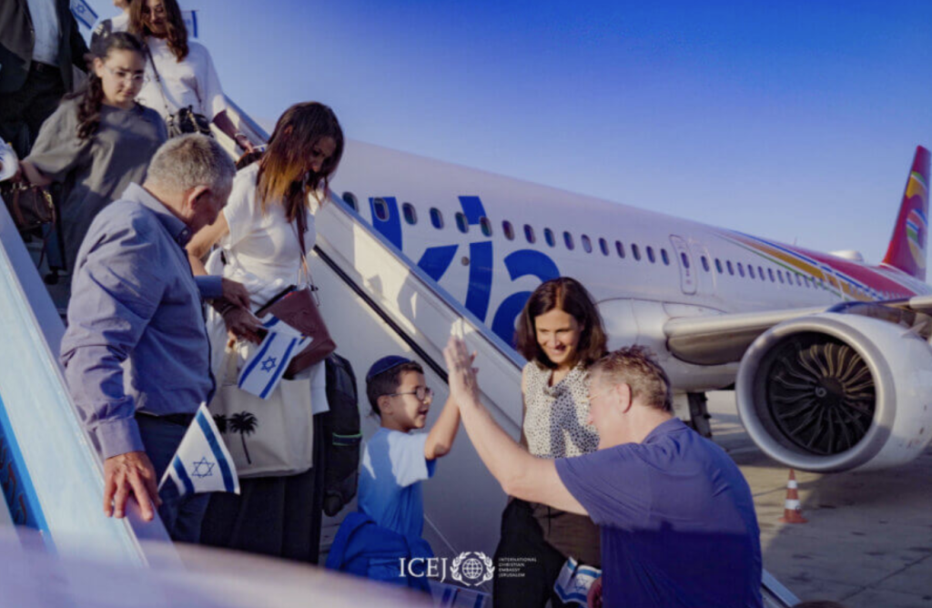 Joyous welcome greets French Aliyah Flight sponsored by ICEJ