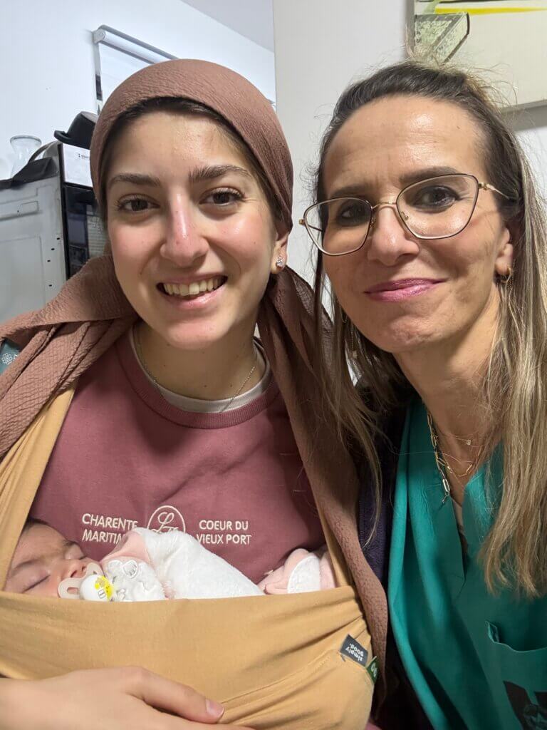 Loren and her baby together with the midwife Naomi
